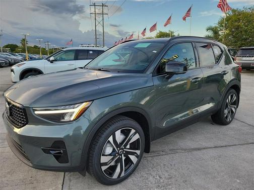 2026 Volvo XC40 B4 Plus