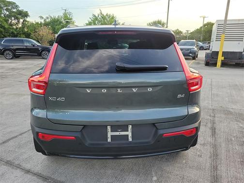 2026 Volvo XC40 B4 Plus