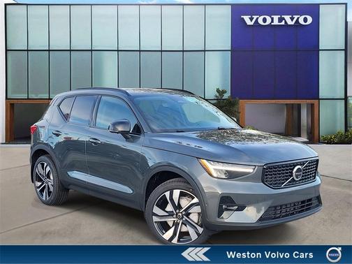 2026 Volvo XC40 B4 Plus