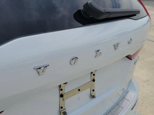 Crystal White 2026 Volvo XC60 B5 Ultra