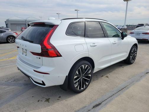 Crystal White 2026 Volvo XC60 B5 Ultra