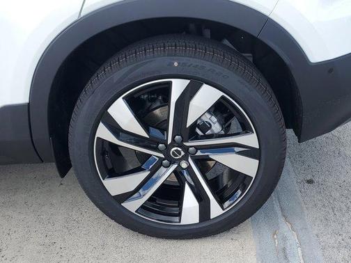 2026 Volvo XC40 B5 Ultra