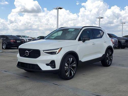 2026 Volvo XC40 B5 Ultra