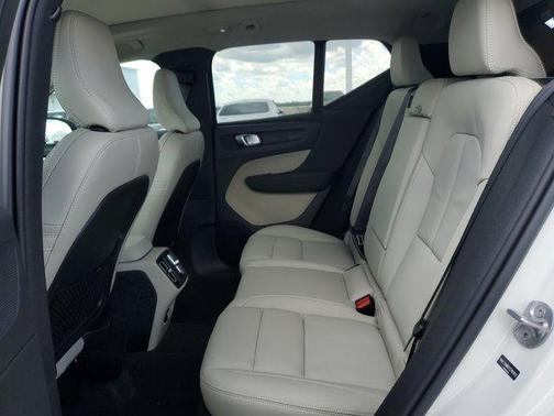 2026 Volvo XC40 B5 Ultra