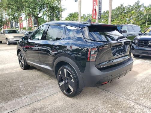Super Black 2025 Nissan Kicks SR