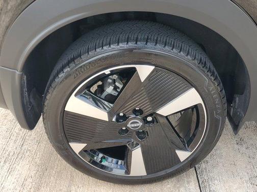 Super Black 2025 Nissan Kicks SR