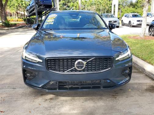 2023 Volvo S60 B5 Plus Dark Theme