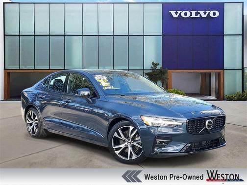 2023 Volvo S60 B5 Plus Dark Theme