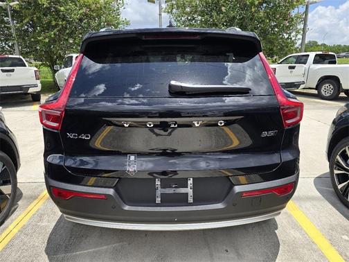 2025 Volvo XC40 B5 Core Bright Theme