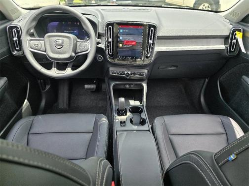2025 Volvo XC40 B5 Core Bright Theme