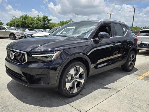 2025 Volvo XC40 B5 Core Bright Theme