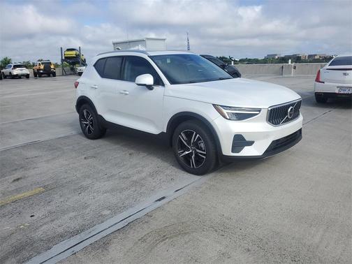 2025 Volvo XC40 B5 Core Bright Theme
