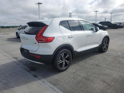 2025 Volvo XC40 B5 Core Bright Theme