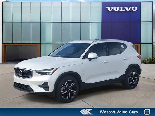 2025 Volvo XC40 B5 Core Bright Theme