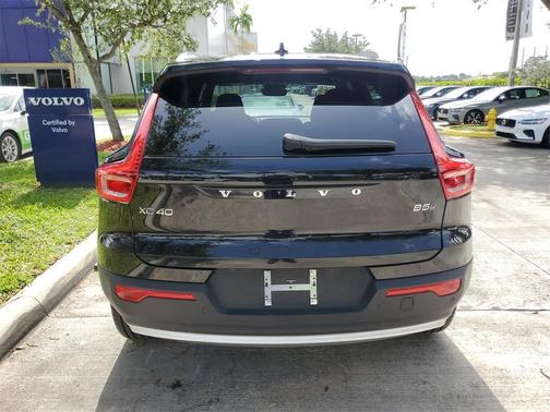 2025 Volvo XC40 B5 Core Bright Theme