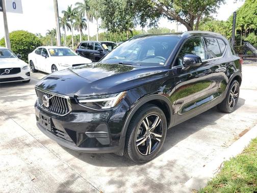 2025 Volvo XC40 B5 Core Bright Theme