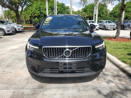 2025 Volvo XC40 B5 Core Bright Theme
