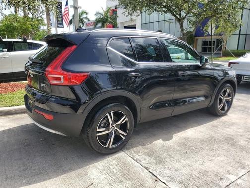 2025 Volvo XC40 B5 Core Bright Theme
