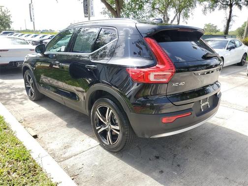 2025 Volvo XC40 B5 Core Bright Theme