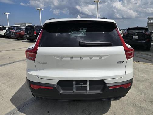 2025 Volvo XC40 B5 Ultra Dark Theme