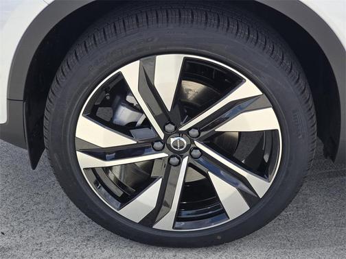 2025 Volvo XC40 B5 Ultra Dark Theme