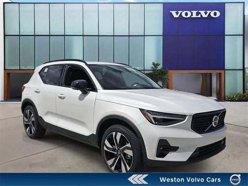 2025 Volvo XC40 B5 Ultra Dark Theme