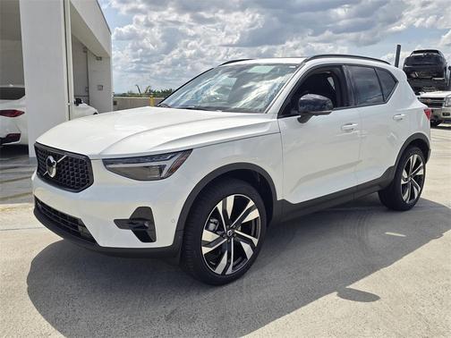 2025 Volvo XC40 B5 Ultra Dark Theme