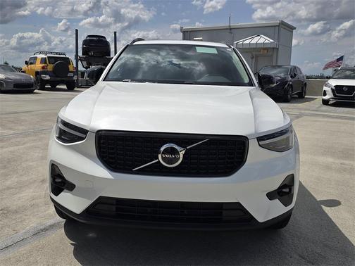2025 Volvo XC40 B5 Ultra Dark Theme