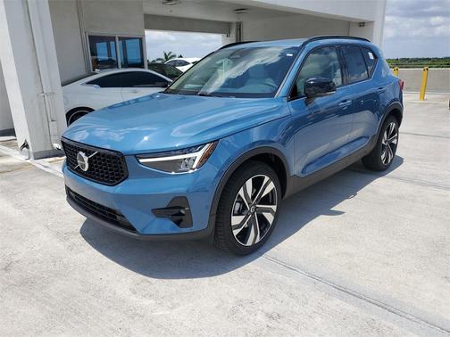 2025 Volvo XC40 B5 Plus Dark Theme