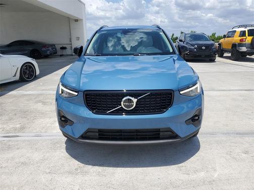 2025 Volvo XC40 B5 Plus Dark Theme