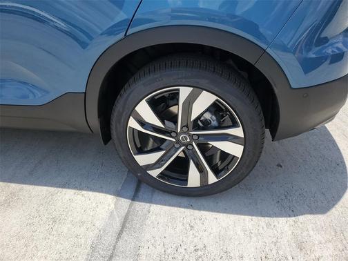 2025 Volvo XC40 B5 Plus Dark Theme
