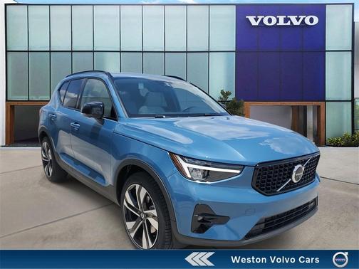 2025 Volvo XC40 B5 Plus Dark Theme