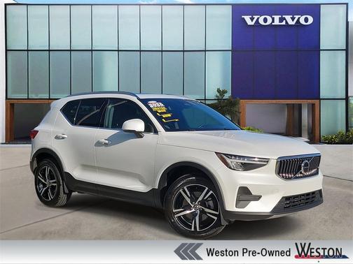 2025 Volvo XC40 B5 Core Bright Theme