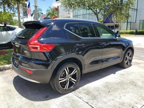 2025 Volvo XC40 B5 Core Bright Theme