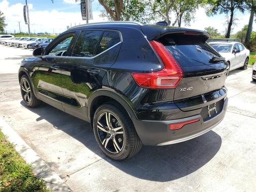 2025 Volvo XC40 B5 Core Bright Theme