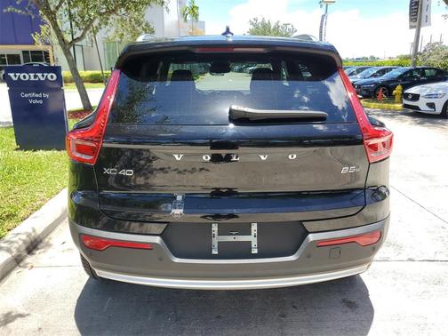 2025 Volvo XC40 B5 Core Bright Theme