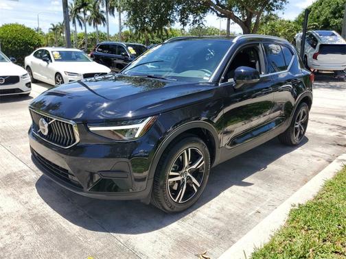 2025 Volvo XC40 B5 Core Bright Theme