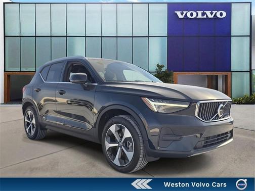 2025 Volvo XC40 B5 Core Bright Theme