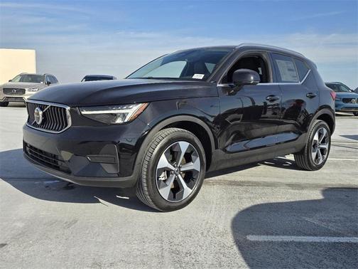 2025 Volvo XC40 B5 Core Bright Theme