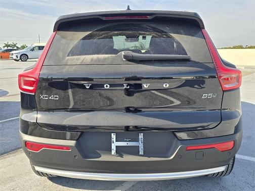 2025 Volvo XC40 B5 Core Bright Theme
