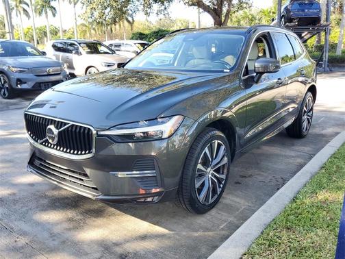 Pine Gray Metallic 2022 Volvo XC60 B5 Momentum