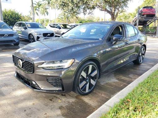 2025 Volvo S60 Plug-In Hybrid T8 Plus