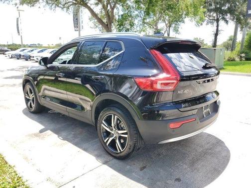 2025 Volvo XC40 B5 Core Bright Theme