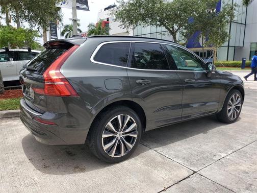 2022 Volvo XC60 B5 Momentum