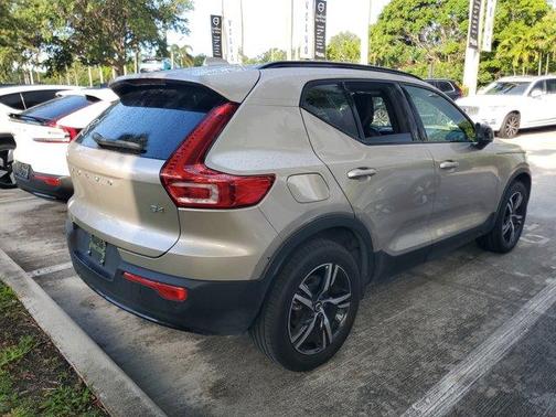 Bright 2023 Volvo XC40 B4 Plus Dark Theme