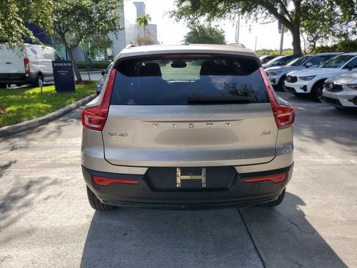 Bright 2023 Volvo XC40 B4 Plus Dark Theme