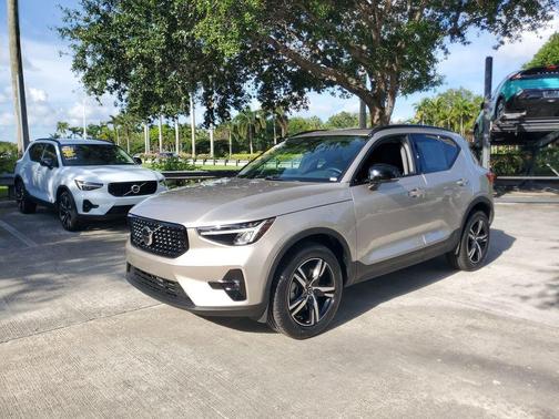 Bright 2023 Volvo XC40 B4 Plus Dark Theme