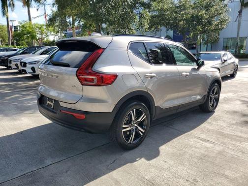 Bright 2023 Volvo XC40 B4 Plus Dark Theme