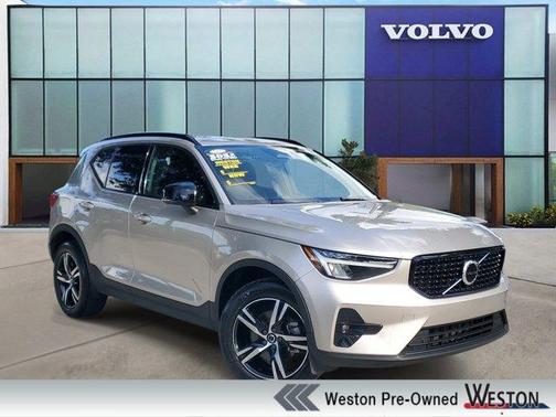 Bright 2023 Volvo XC40 B4 Plus Dark Theme