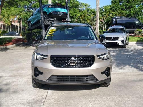 Bright 2023 Volvo XC40 B4 Plus Dark Theme